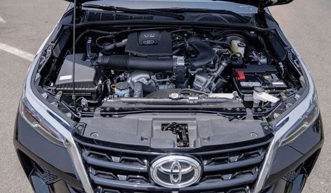 Новый Toyota Fortuner II Рестайлинг, 2.7 л, 2023 в Шардже от Nour Alnukhba Motors Черный цвет. GCC | AUTO.AE