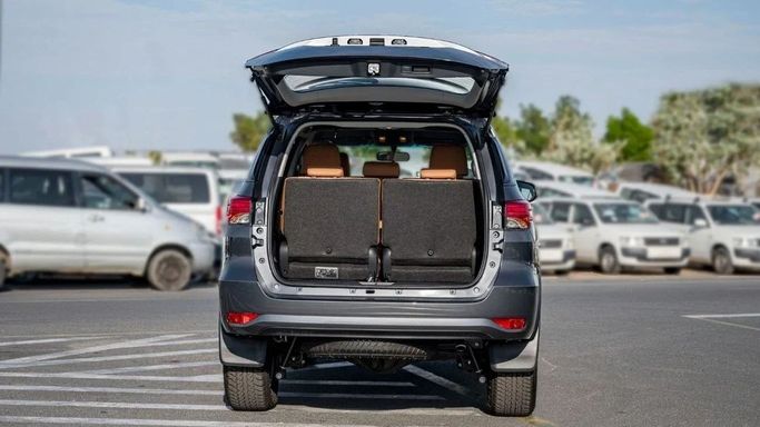 Новый Toyota Fortuner II Рестайлинг, 2.7 л, 2024 в Шардже от Nour Alnukhba Motors Серый цвет. Other | AUTO.AE