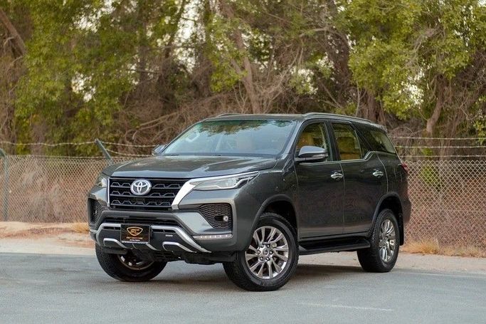 Подержанный Toyota Fortuner II Рестайлинг, 4.0 л, 2022 в Шардже от First Choice Cars Серый цвет. GCC | AUTO.AE