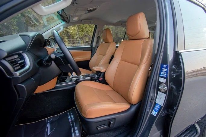 Подержанный Toyota Fortuner II Рестайлинг, 4.0 л, 2022 в Шардже от First Choice Cars Серый цвет. GCC | AUTO.AE