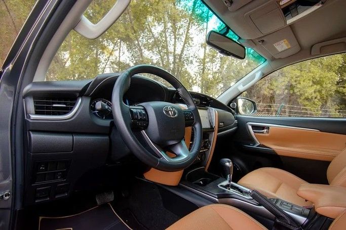 Подержанный Toyota Fortuner II Рестайлинг, 4.0 л, 2022 в Шардже от First Choice Cars Серый цвет. GCC | AUTO.AE