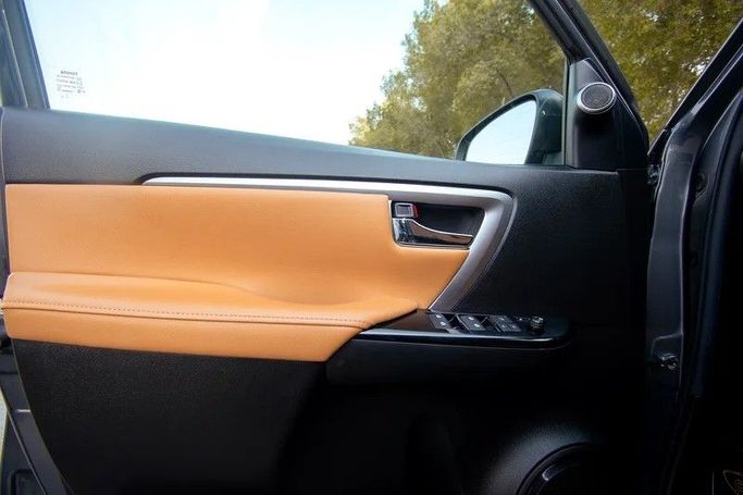 Подержанный Toyota Fortuner II Рестайлинг, 4.0 л, 2022 в Шардже от First Choice Cars Серый цвет. GCC | AUTO.AE