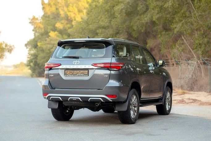 Подержанный Toyota Fortuner II Рестайлинг, 4.0 л, 2022 в Шардже от First Choice Cars Серый цвет. GCC | AUTO.AE