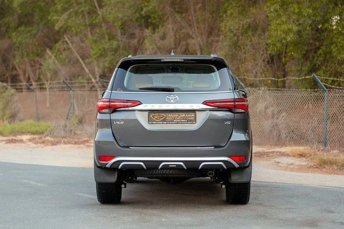 Подержанный Toyota Fortuner II Рестайлинг, 4.0 л, 2022 в Шардже от First Choice Cars Серый цвет. GCC | AUTO.AE