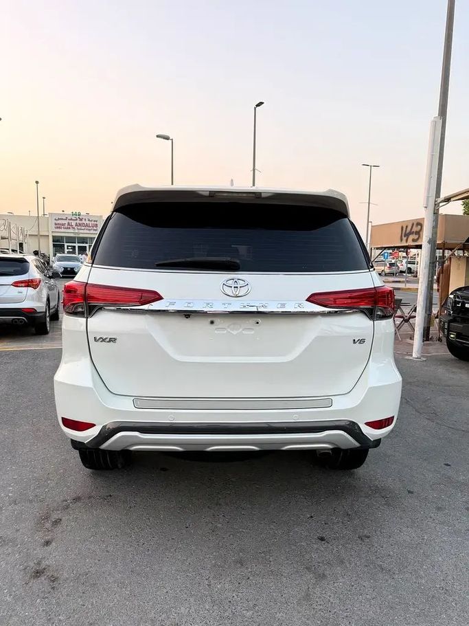 Подержанный Toyota Fortuner II, 2.7 л, 2017 в Шардже от Hamsat Waad Белый цвет. GCC | AUTO.AE
