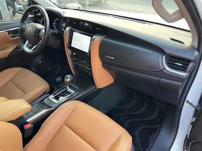 Подержанный Toyota Fortuner II Рестайлинг, 4.0 л, 2023 в Шардже от Darb Al Saada Used cars Белый цвет. GCC | AUTO.AE