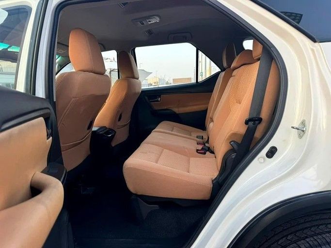 Подержанный Toyota Fortuner II, 2.7 л, 2020 в Шардже от Wael Al Azzazi Used Cars Белый цвет. GCC | AUTO.AE