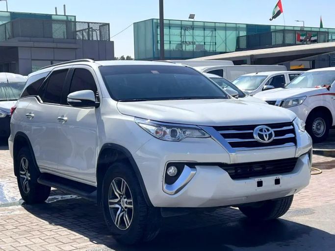 مستعملة Toyota Fortuner ثانياً, 4.0 l, 2017 في في الشارقة من Al Nabeel Used Cars، اللون فضي.  | AUTO.AE