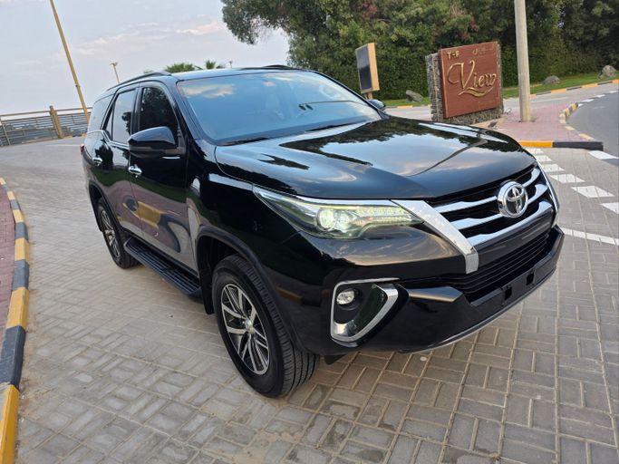 Подержанный Toyota Fortuner II, 4.0 л, 2018 в Шардже от Al Mina Used Cars Черный цвет.  | AUTO.AE