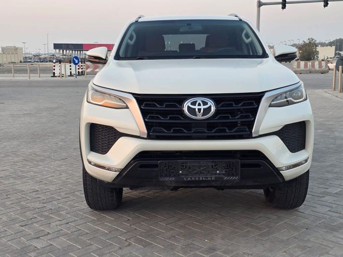 مستعملة Toyota Fortuner فيس ليفت الثاني, 2.7 l, 2021 في في الشارقة من Al Jammal Used Cars، اللون أبيض.  | AUTO.AE | إعلان #260546