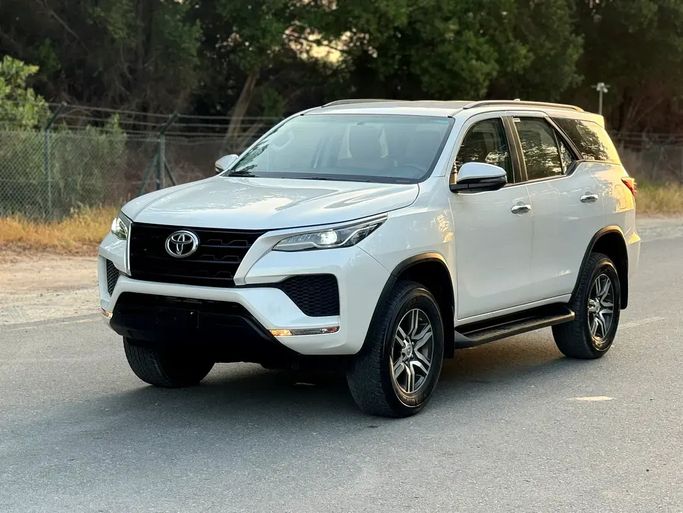 Подержанный Toyota Fortuner II Рестайлинг, 2.7 л, 2024 в Шардже от Najm Al Shamal Used Cars Белый цвет. GCC | AUTO.AE | Объявление #273574