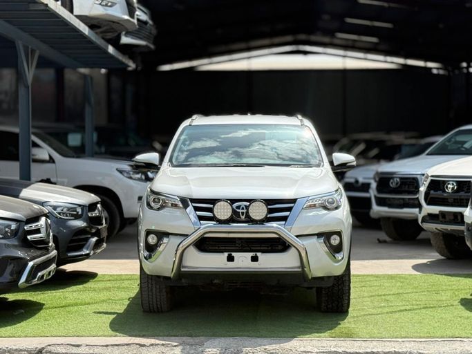 مستعملة Toyota Fortuner ثانياً, 2.8 l, 2017 في في الإمارات, الشارقة من Luluat Al Khan Used Auto spare Parts، اللون أبيض. المواصفات الأسترالية | AUTO.AE | إعلان #274914