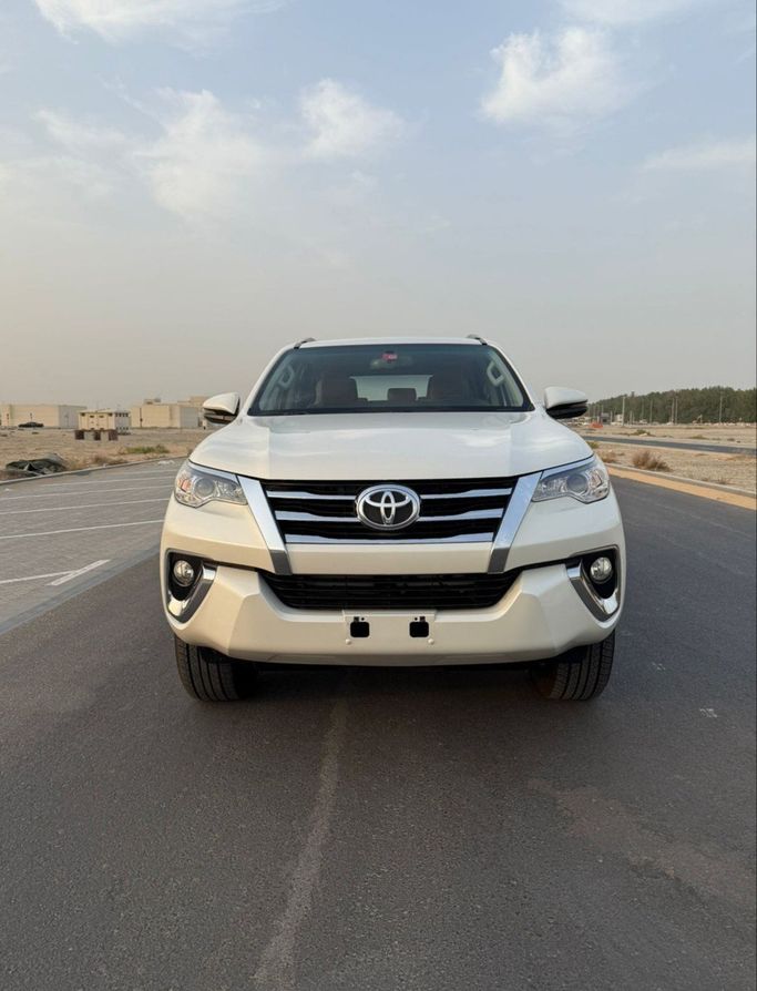 مستعملة Toyota Fortuner فيس ليفت الثاني, 2.7 l, 2024 في في الإمارات, الشارقة من Taj Al Impratoor Used Cars، اللون أبيض. مواصفات الخليج | AUTO.AE | إعلان #274977