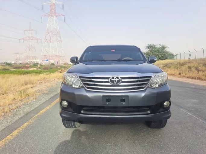 مستعملة ⁦Toyota Fortuner أنا فيس ليفت 2، 2.7 l، 2014⁩ في في الإمارات, الشارقة من Wahat Al Umra Used Cars، اللون رمادي. مواصفات الخليج | AUTO.AE | إعلان #289518