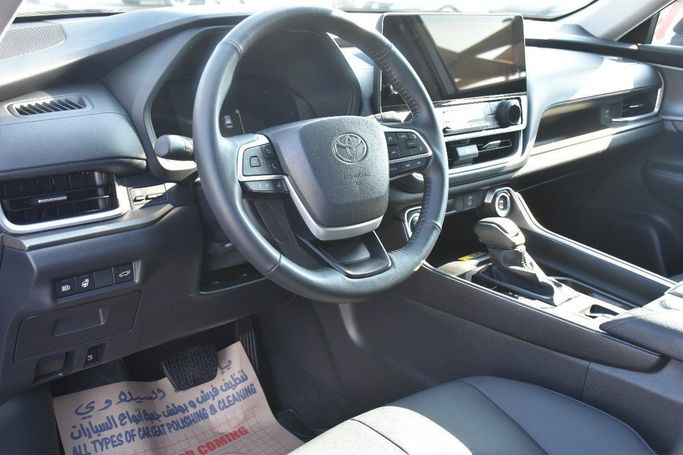 Подержанный Toyota Grand Highlander, 2.4 л, 2024 в Шардже от Alfaris Used Cars Серебристый цвет.  | AUTO.AE