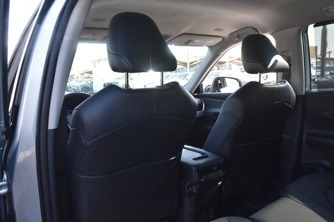 Подержанный Toyota Grand Highlander, 2.4 л, 2024 в Шардже от Alfaris Used Cars Серебристый цвет.  | AUTO.AE