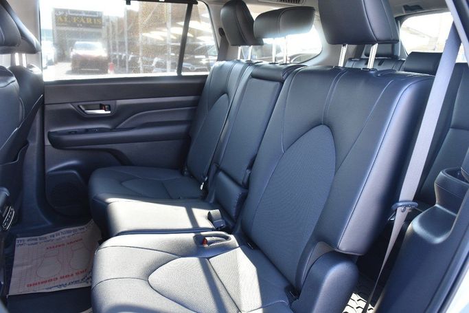 Подержанный Toyota Grand Highlander, 2.4 л, 2024 в Шардже от Alfaris Used Cars Серебристый цвет.  | AUTO.AE