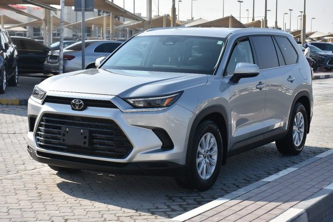 Подержанный Toyota Grand Highlander, 2.4 л, 2024 в Шардже от Alfaris Used Cars Серебристый цвет.  | AUTO.AE