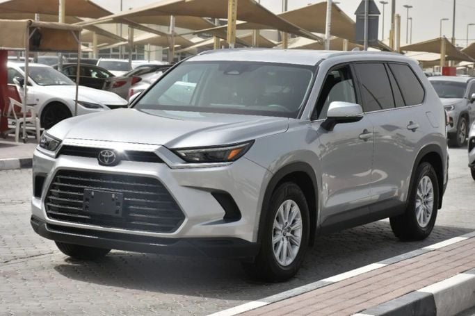Подержанный Toyota Grand Highlander, 2.4 л, 2024 в Шардже от Alfaris Used Cars Серебристый цвет. Other | AUTO.AE
