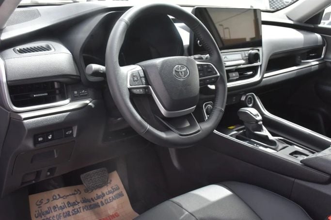 Подержанный Toyota Grand Highlander, 2.4 л, 2024 в Шардже от Alfaris Used Cars Серебристый цвет. Other | AUTO.AE