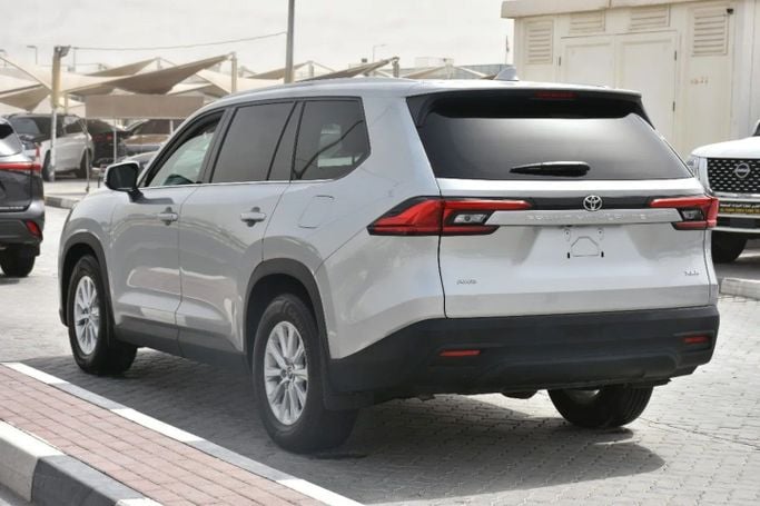 Подержанный Toyota Grand Highlander, 2.4 л, 2024 в Шардже от Alfaris Used Cars Серебристый цвет. Other | AUTO.AE