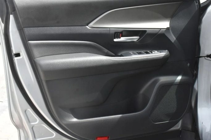 Подержанный Toyota Grand Highlander, 2.4 л, 2024 в Шардже от Alfaris Used Cars Серебристый цвет. Other | AUTO.AE