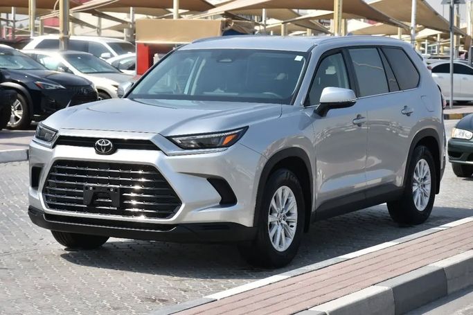 Подержанный Toyota Grand Highlander, 2.4 л, 2024 в Шардже от Alfaris Used Cars Серебристый цвет. Other | AUTO.AE