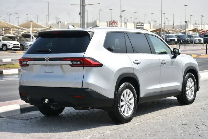 Подержанный Toyota Grand Highlander, 2.4 л, 2024 в Шардже от Alfaris Used Cars Серебристый цвет. Other | AUTO.AE