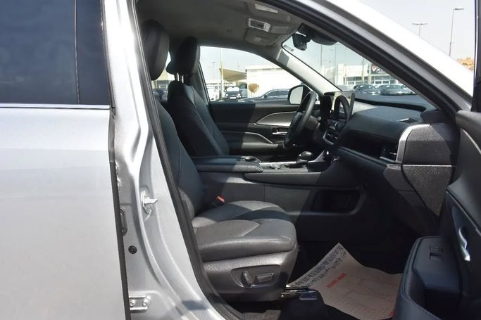 Подержанный Toyota Grand Highlander, 2.4 л, 2024 в Шардже от Alfaris Used Cars Серебристый цвет. Other | AUTO.AE