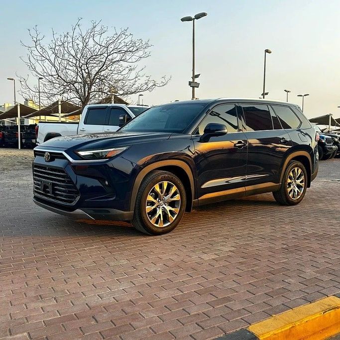 Used Toyota Grand Highlander, 2.5 l, 2024 in Sharjah by Golden Desert Used Car, Navy Blue color. Other | AUTO.AE