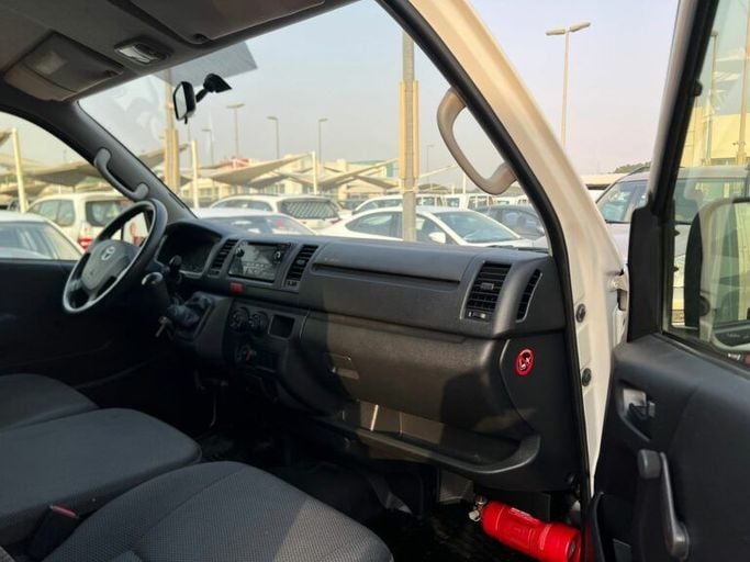 Новый Toyota HiAce H200 Рестайлинг, 2.0 л, 2021 в Шардже от Al Aram Cars Белый цвет. GCC | AUTO.AE