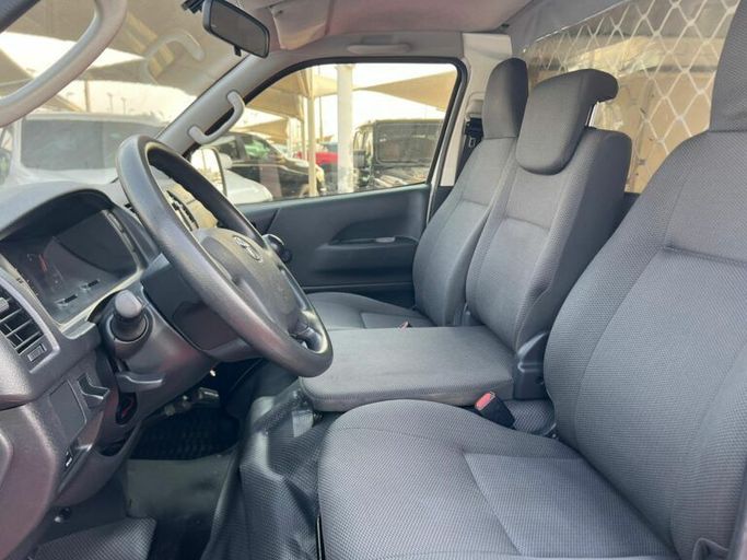 Новый Toyota HiAce H200 Рестайлинг, 2.0 л, 2021 в Шардже от Al Aram Cars Белый цвет. GCC | AUTO.AE