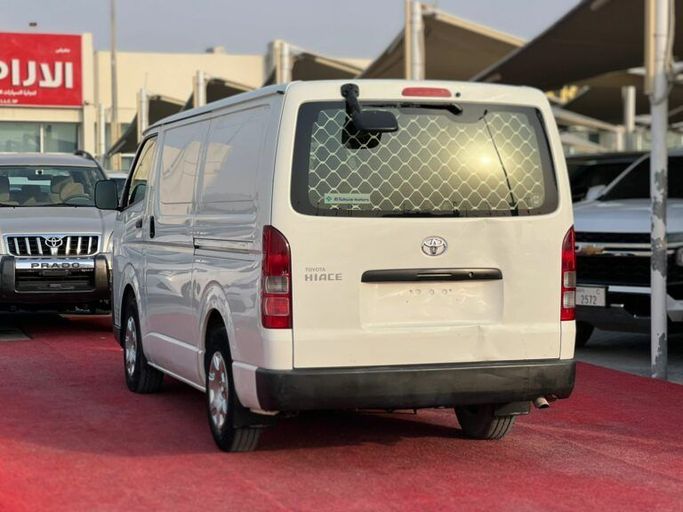 Новый Toyota HiAce H200 Рестайлинг, 2.0 л, 2021 в Шардже от Al Aram Cars Белый цвет. GCC | AUTO.AE