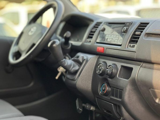 Новый Toyota HiAce H200 Рестайлинг, 2.0 л, 2021 в Шардже от Al Aram Cars Белый цвет. GCC | AUTO.AE