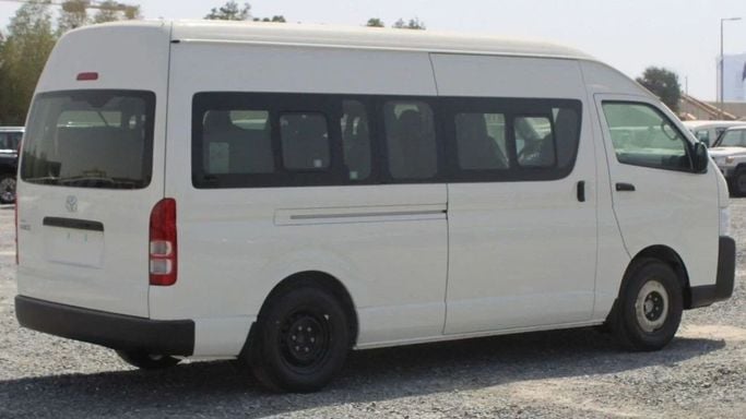 Новый Toyota HiAce H200 Рестайлинг, 2.5 л, 2023 в Шардже от Nour Alnukhba Motors Белый цвет. Европейская | AUTO.AE