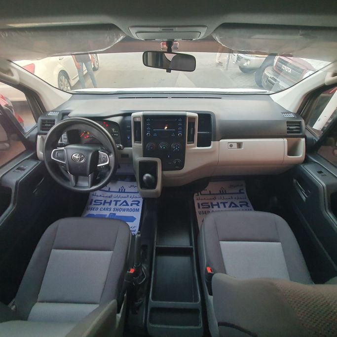 Подержанный Toyota HiAce H300, 3.5 л, 2022 в Шардже от Ishtar Used Cars Белый цвет. GCC | AUTO.AE