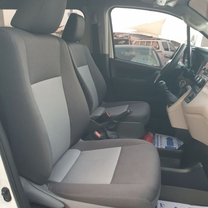 Подержанный Toyota HiAce H300, 3.5 л, 2022 в Шардже от Ishtar Used Cars Белый цвет. GCC | AUTO.AE