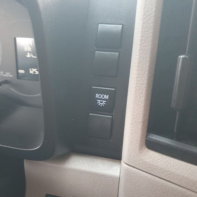 Подержанный Toyota HiAce H300, 3.5 л, 2022 в Шардже от Ishtar Used Cars Белый цвет. GCC | AUTO.AE