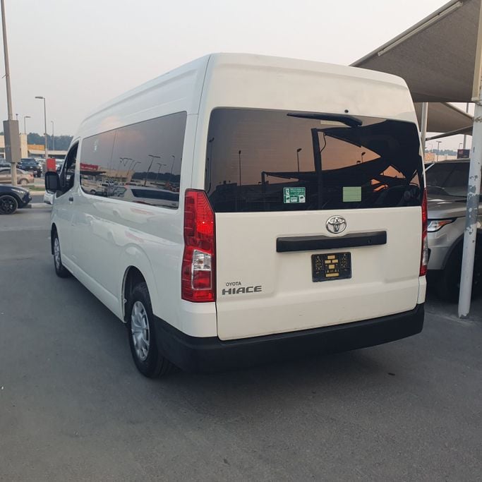 Подержанный Toyota HiAce H300, 3.5 л, 2022 в Шардже от Ishtar Used Cars Белый цвет. GCC | AUTO.AE