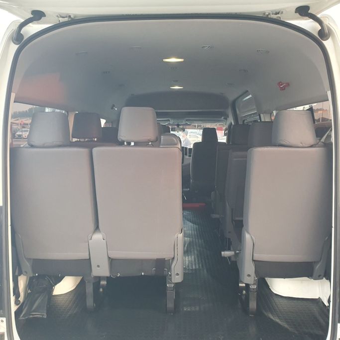 Подержанный Toyota HiAce H300, 3.5 л, 2022 в Шардже от Ishtar Used Cars Белый цвет. GCC | AUTO.AE