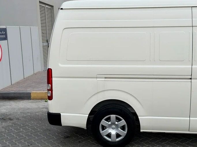 Used Toyota HiAce H200 Facelift, 2.7 l, 2021 in Sharjah by Al Rukin Al Saudi, White color. GCC Specs | AUTO.AE