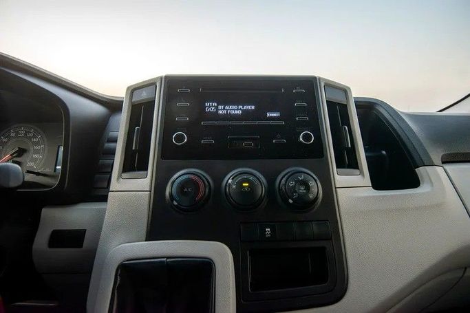 Подержанный Toyota HiAce H200 Рестайлинг, 2.0 л, 2020 в Шардже от First Choice Cars Желтый цвет. GCC | AUTO.AE