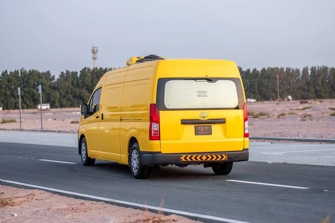 Подержанный Toyota HiAce H200 Рестайлинг, 2.0 л, 2020 в Шардже от First Choice Cars Желтый цвет. GCC | AUTO.AE