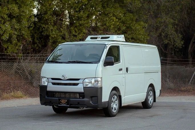 Подержанный Toyota HiAce H200 Рестайлинг, 2.0 л, 2022 в Шардже от First Choice Cars Белый цвет. GCC | AUTO.AE