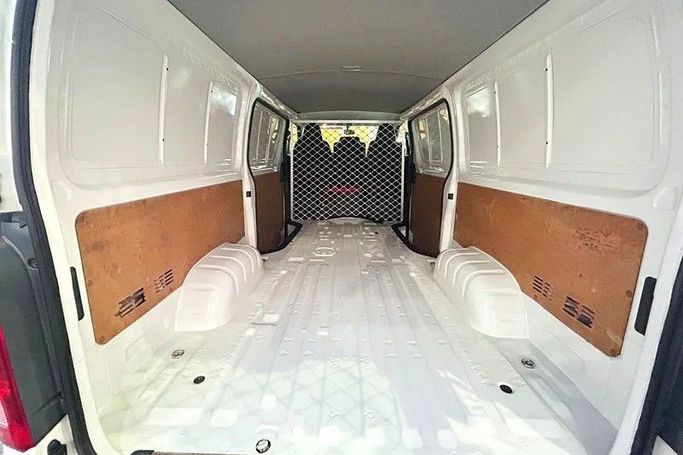 Подержанный Toyota HiAce H200 Рестайлинг, 2.0 л, 2021 в Шардже от First Choice Cars Белый цвет. GCC | AUTO.AE