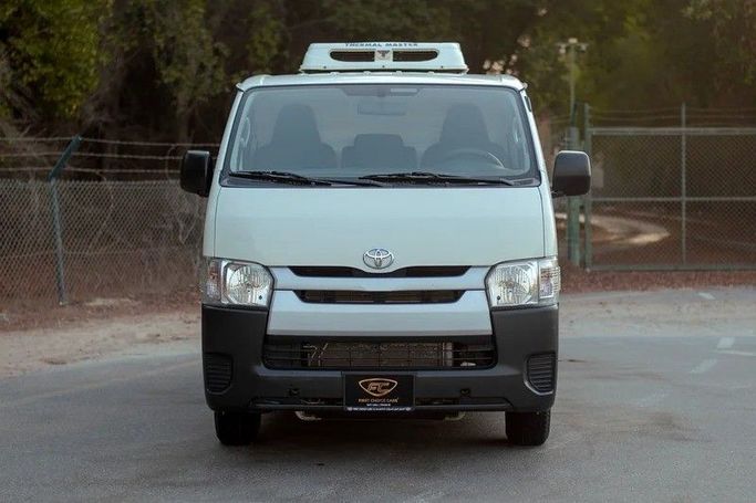 Подержанный Toyota HiAce H200 Рестайлинг, 2.0 л, 2022 в Шардже от First Choice Cars Белый цвет. GCC | AUTO.AE