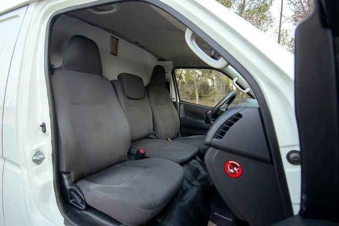 Подержанный Toyota HiAce H200 Рестайлинг, 2.0 л, 2022 в Шардже от First Choice Cars Белый цвет. GCC | AUTO.AE