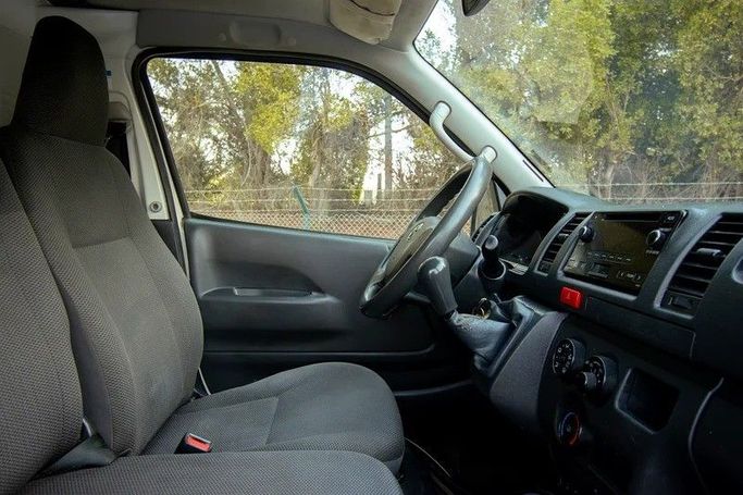 Подержанный Toyota HiAce H200 Рестайлинг, 2.0 л, 2022 в Шардже от First Choice Cars Белый цвет. GCC | AUTO.AE