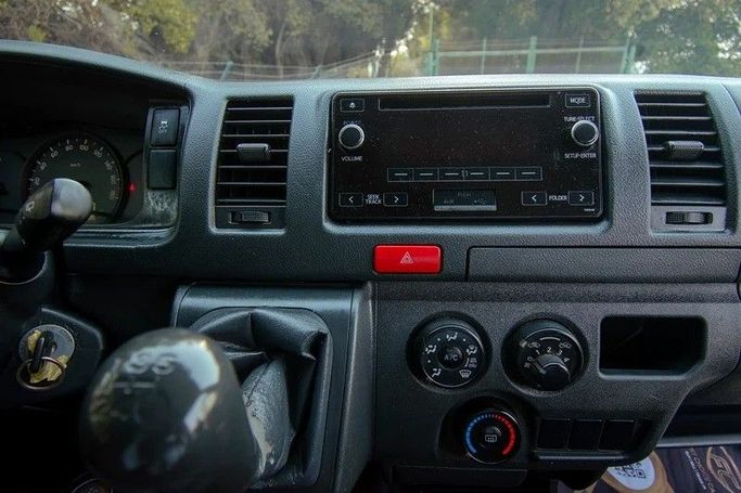 Подержанный Toyota HiAce H200 Рестайлинг, 2.0 л, 2022 в Шардже от First Choice Cars Белый цвет. GCC | AUTO.AE