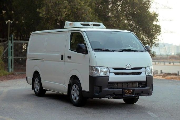 Подержанный Toyota HiAce H200 Рестайлинг, 2.0 л, 2022 в Шардже от First Choice Cars Белый цвет. GCC | AUTO.AE